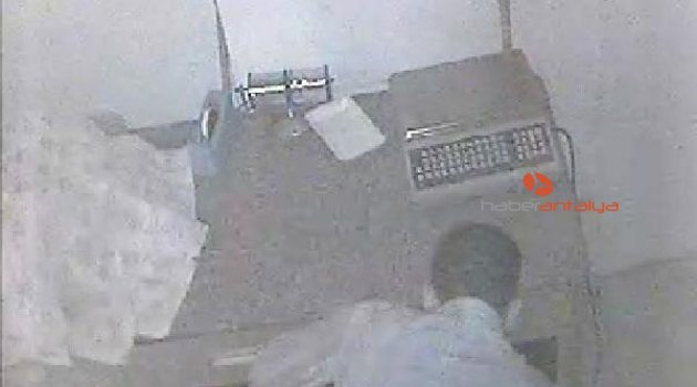 Hassas teraziyi kayıt cihazı sandı, çalışmadığını görünce hırsızlık yaptı
