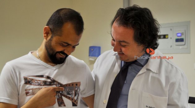 Hastalık sürecini film şeridi gibi tişörte işledi