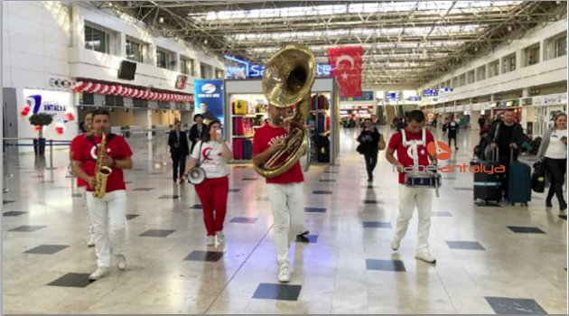Havalimanında Cumhuriyet coşkusu