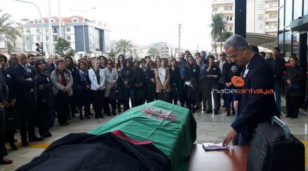 Hayatını kaybeden avukat için meslektaşları adliye önünde tören düzenledi