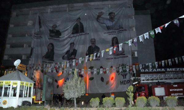 Hdp'nin Seçim Bürosundaki Bez Afiş Kaldırıldı