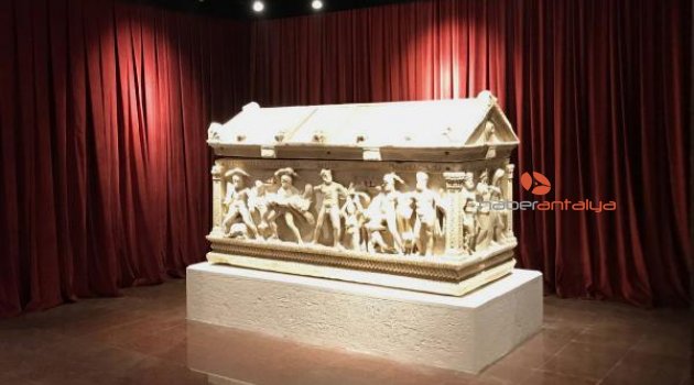 Herakles fotoğrafından müze müdürüne kınama