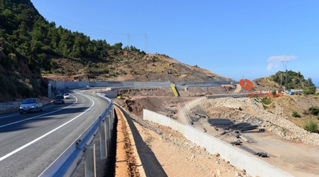 Heyelanda çöken yol ulaşıma açıldı