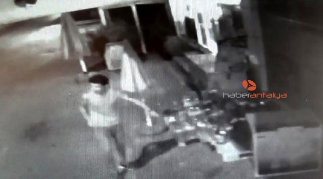 Hırsızlık anı güvenlik kamerasında