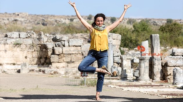 HOLLYWOOD YILDIZINDAN ANTİK KENTTE YOGA