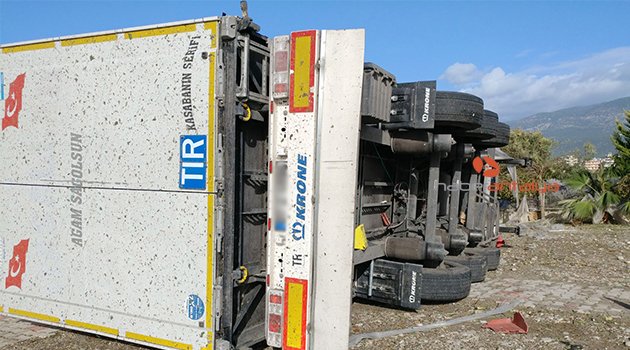 Hortum, Antalya'nın batısını yıktı geçti