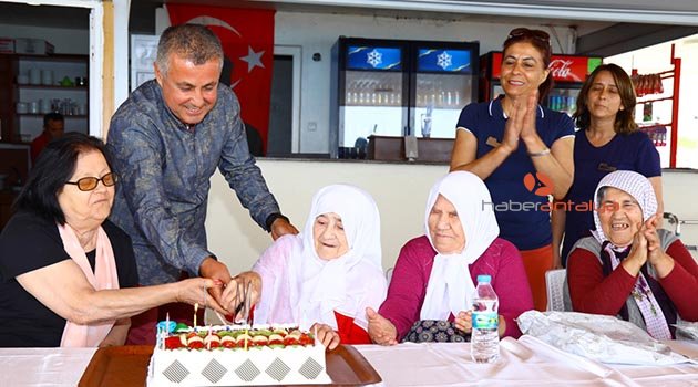 Huzurevi annelerine özel kutlama