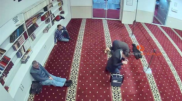 İbadet ediyor gibi davranıp çaldı