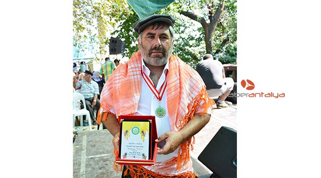 İki dakikada 1 kilo 750 gram bal yedi