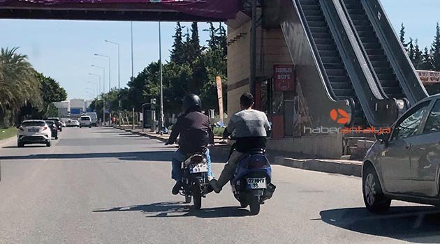 İki motosikletlinin yoldaki ilginç görüntüsü