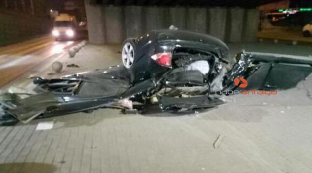 İkiye bölünen otomobilden sağ çıktılar