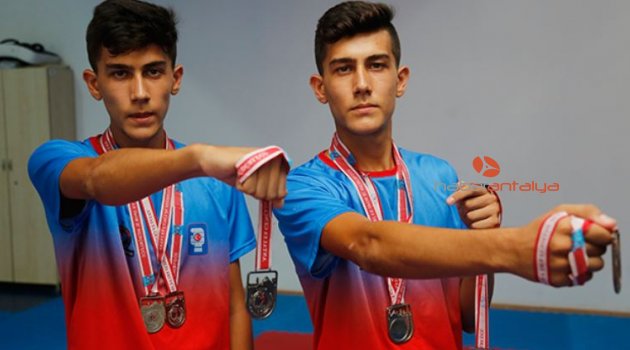 İkiz kick boksçuların tek korkusu rakip olmak