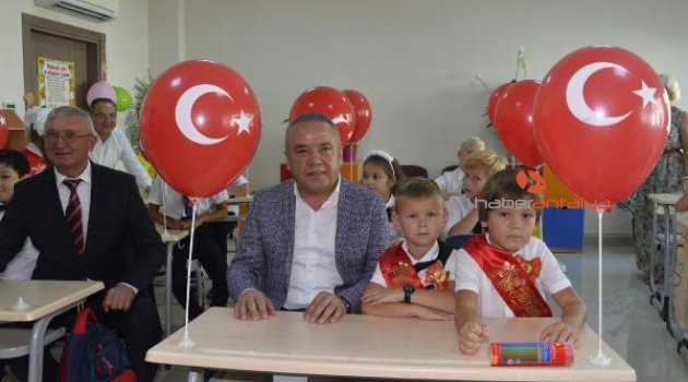 İlk ders zili Rus Okulu'nda çaldı