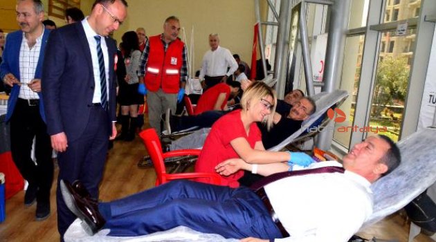 İlk kan Başkan Böcek'ten