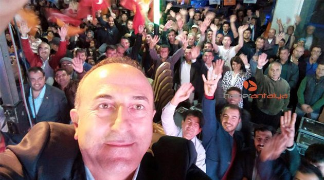 İLK SELFİE ÇAVUŞOĞLU'NDAN