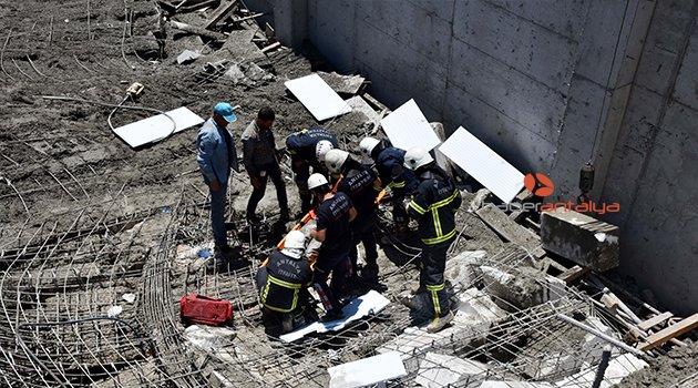 İNŞAAT KALIPLARI ÇÖKTÜ: 4 İŞÇİ YARALI