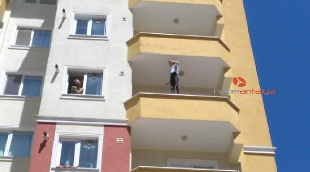 İntihar için balkona çıkan kızı, polis kurtardı