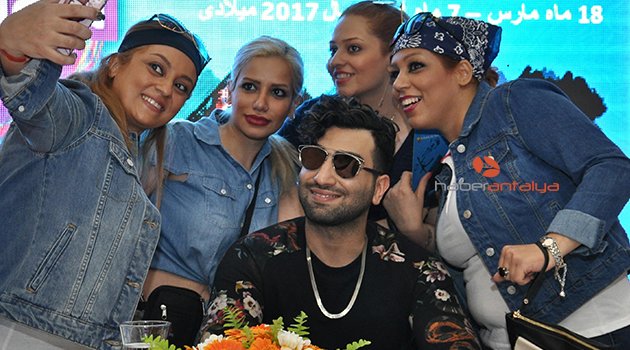 İRANLI ŞARKICI HAYRANLARIYLA BULUŞTU