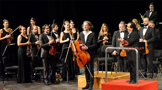İRANLI ÜNLÜ ŞEF ORKESTRA YÖNETTİ