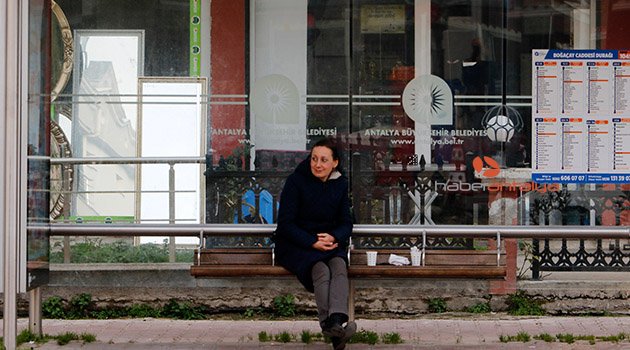 İş için Antalya'ya gelen Rus kadın otobüs durağında yaşıyor