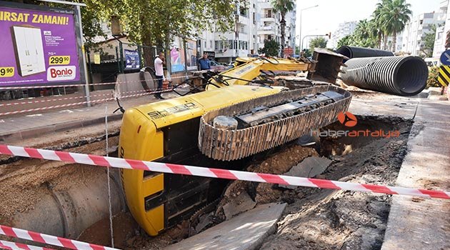 İş makinesi kazdığı kanala düştü