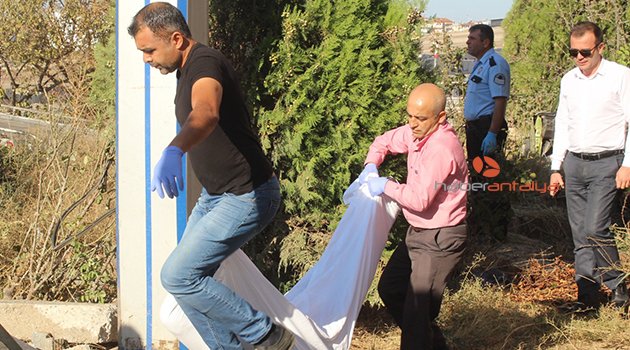İş yerini açan esnaf, önce kaza yapan otomobili sonra cesedi buldu