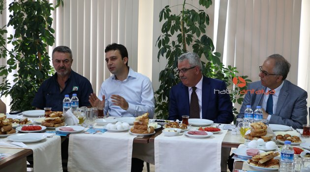 İŞÇİLERLE KAHVALTIDA BULUŞTU