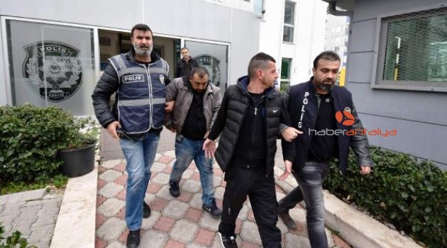 İşhanını, çişini yaparken attığı sigara yakmış