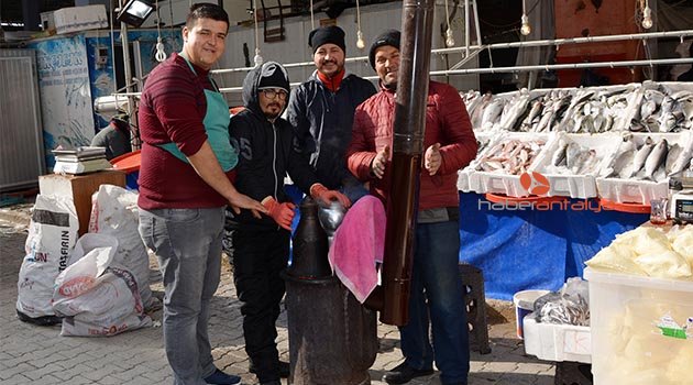 Isınmak için açık havada soba kurdular