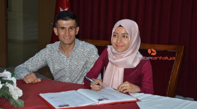 İşitme engelli çift işaret diliyle 'evet' dedi