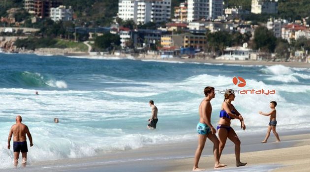 İstanbul’da kar, Alanya'da deniz keyfi