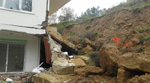 İstinat duvarı apartmanın üzerine çöktü