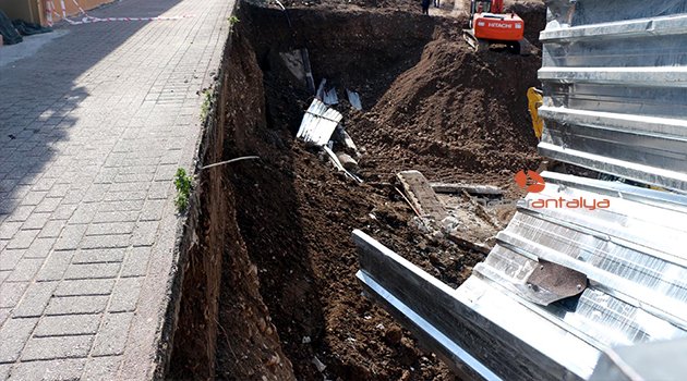 İSTİNAT DUVARI ÇÖKTÜ, BANKA BOŞALTILDI