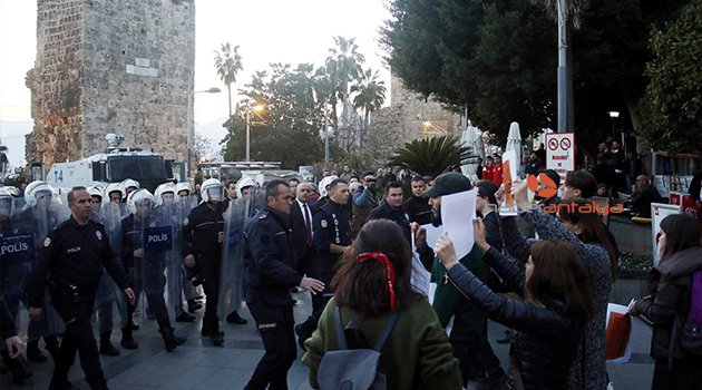 İzinsiz gösteriye polis müdahalesi