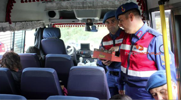 Jandarma öğrenci servislerini denetledi