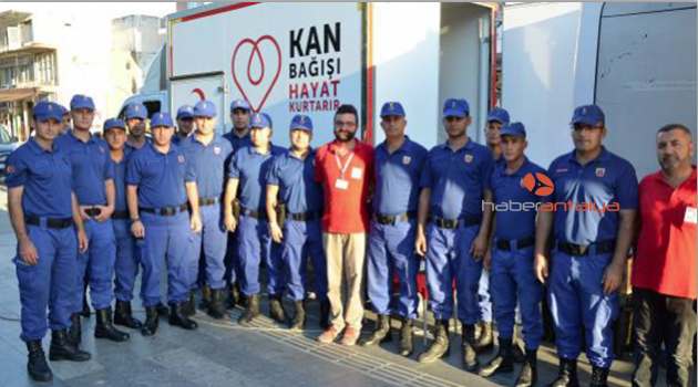 Jandarmadan Kızılay'a kan bağışı