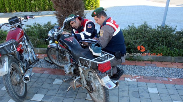 Jandarmayı görünce motosiklet ve ayakkabısını bırakıp kaçtı