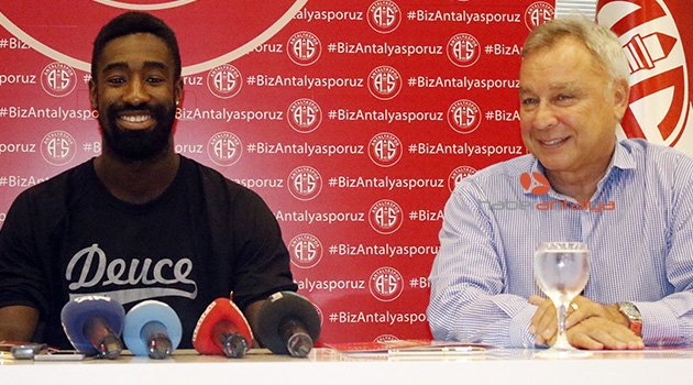 Johan Djourou, 3 yıllık sözleşmeyi imzaladı