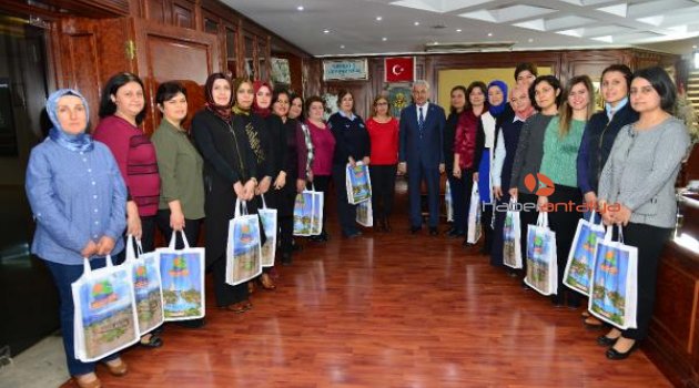 Kadın çalışanların gününü kutladı