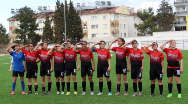 Kadın futbolculardan asker selamı