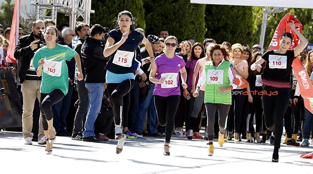 KADINLAR 2 BİN LİRALIK ÖDÜL İÇİN 'TOPUK'LADI