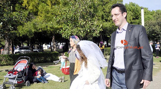 KADINLAR GÜNÜ'NDE 'ÇOCUK GELİN' TEPKİSİ