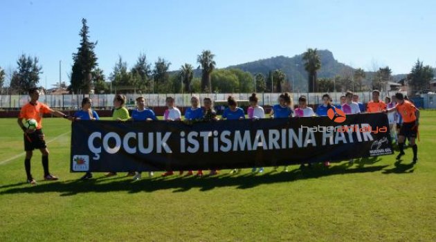 Kadınlar Ligi maçında kadına şiddet ve çocuk istismarı protesto edildi