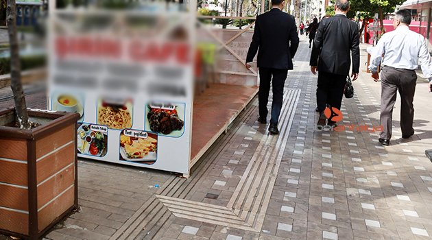 KAFE KONDULAR ENGELLİ YOLLARINI KAPADI