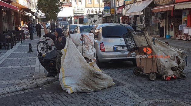 Kağıt toplama aracını başkasında gördü, ortalığı birbirine kattı