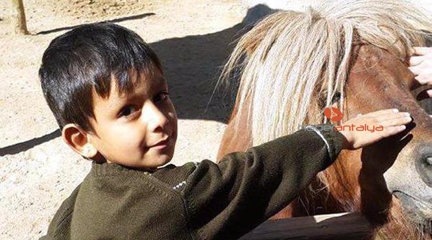 KALDIRIMA 1 ADIM KALA ARAÇ ÇARPAN KÜÇÜK EGE AĞIR YARALANDI !