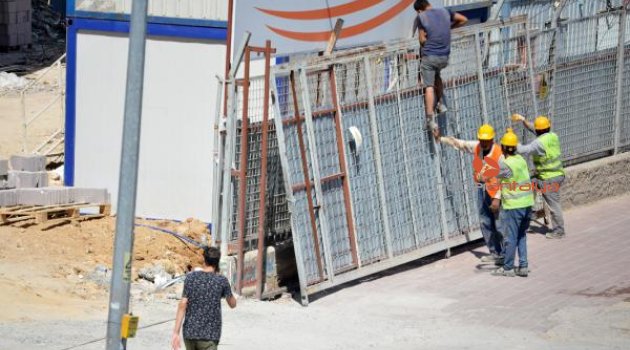 Kaldırımda yürürken üzerine demir kapı devrildi