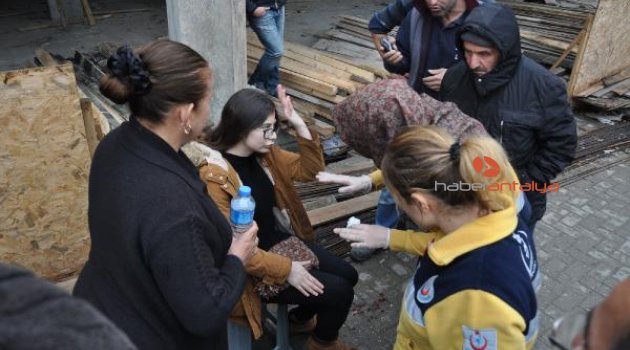 Kaldırımda yürüyen genç kızın başına inşaattan kalıp demiri düştü