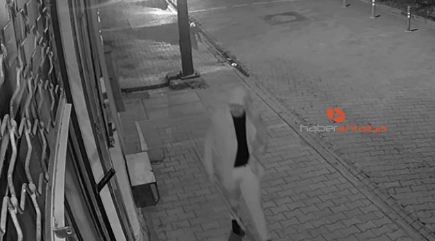 Kamera açısını bozayım derken düzelten şaşkın hırsızlar kamerada