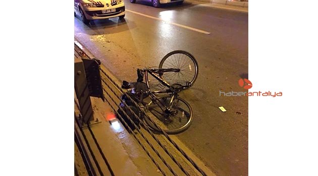 Kamyon bisikletlilere çarptı